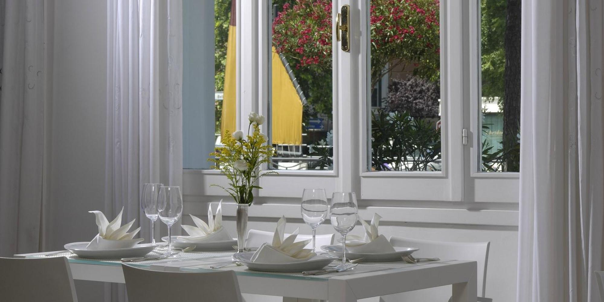 Hotel Al Cavallino Bianco Риччоне Экстерьер фото