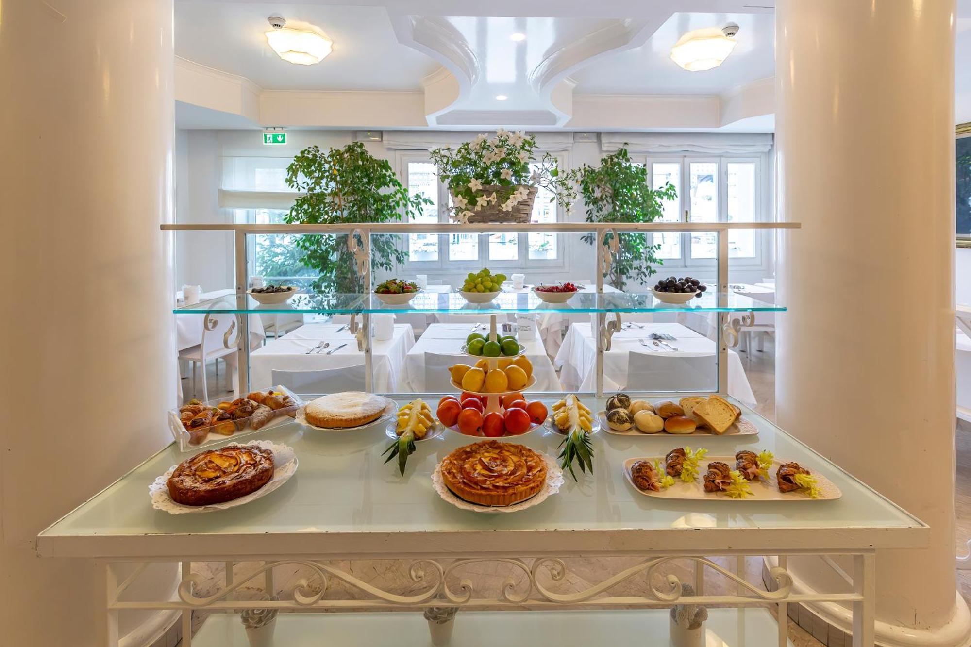 Hotel Al Cavallino Bianco Риччоне Экстерьер фото